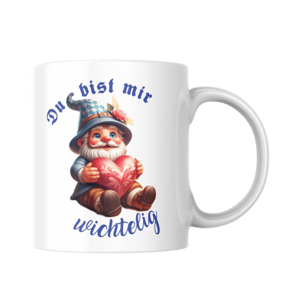 Weiße Keramiktasse mit Wichtel-Motiv und Aufschrift „Du bist mir wichtelig“ – ideal für bayerische Originale