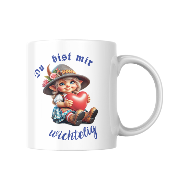 Weiße Keramiktasse mit Wichtel-Motiv und Aufschrift „Du bist mir wichtelig“ – ideal für bayerische Originale