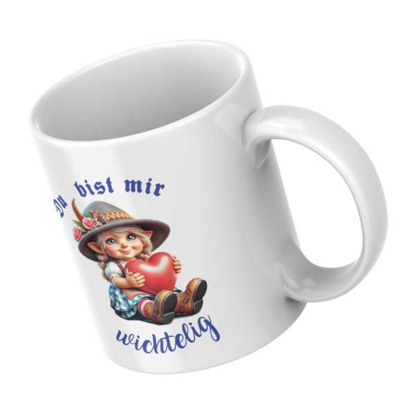 Detailansicht der bayerischen Wichtel-Tasse mit humorvollem Spruch „Du bist mir wichtelig“