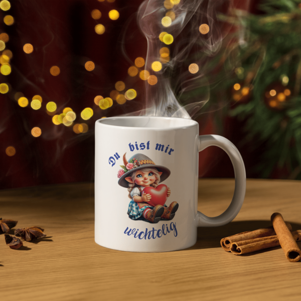 Lustige bayerische Tasse mit Wichtel-Motiv – jetzt im Woidladinger Online Shop erhältlich
