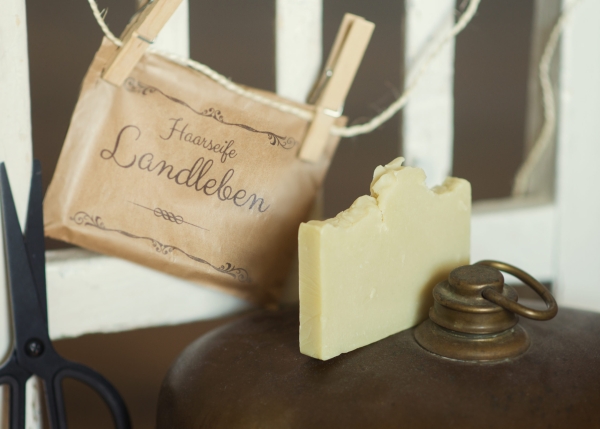 "Lass dich von der Natur verwöhnen - probiere die LandLeben Haarseife von der Woidsiederei, nur bei Woidladinger.de!"