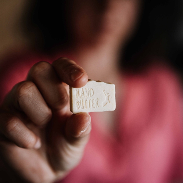 "Woidsiederei Handbutter - traditionelle Pflege für deine Hände" (Jetzt bei Woidladinger.de bestellen)