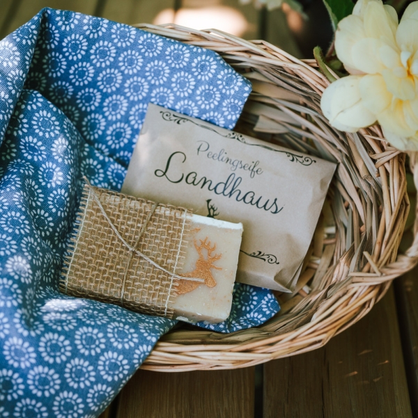 Entdecke die Kraft der Natur für deine Hautpflege mit unserer exklusiven Peelingseife "LANDHAUS" - erhältlich bei Woidladinger.de!
