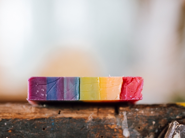 "Fröhliches Farbenspiel: Regenbogenseife Mini - Jetzt bestellen bei Woidladinger.de!"